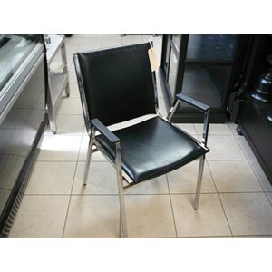 Chaise transcanada empilable avec bras chromé et noir